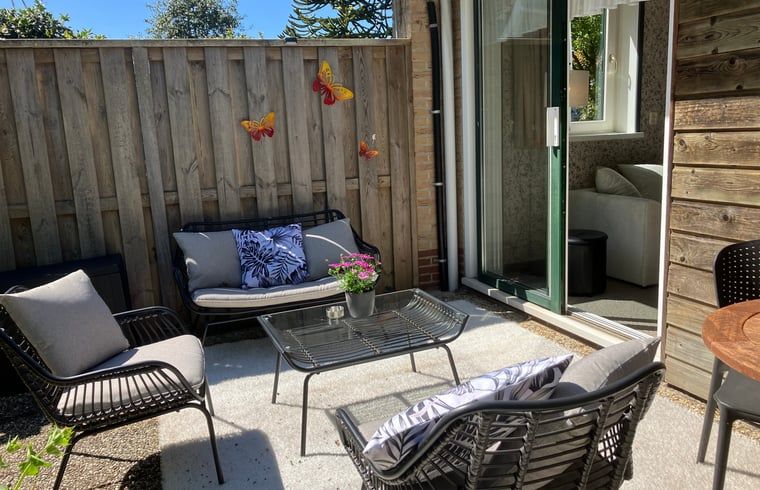 Zonnig terras bij Huisje in Oosterend, ideaal voor ontspanning, Terschelling, Waddeneilanden.