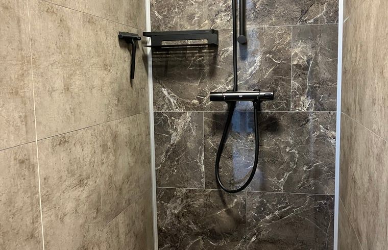 Moderne badkamer met luxe douche in Huisje in Oosterend, Terschelling, Waddeneilanden.