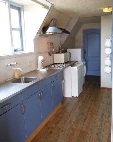 Volledig uitgeruste keuken in appartement Havenzicht, West, Terschelling, met moderne apparatuur voor een zorgeloos verblijf op de Waddeneilanden.