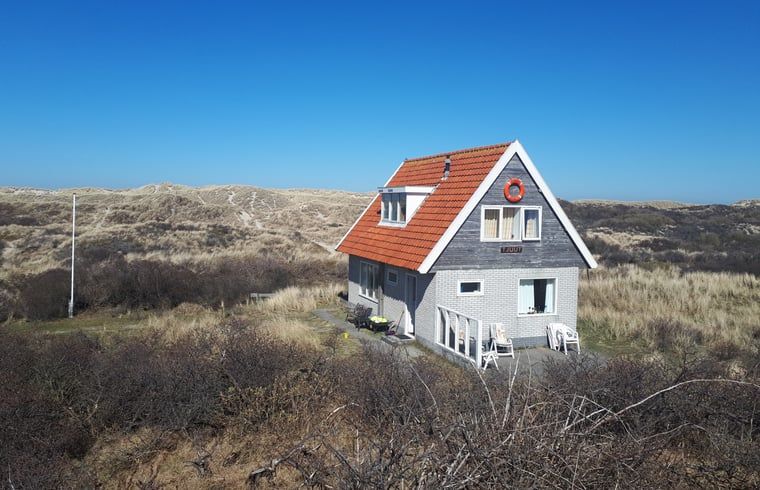 Vakantiehuisje in West aan Zee op Terschelling, omringd door duinen, biedt een idyllische natuurervaring op de Waddeneilanden.