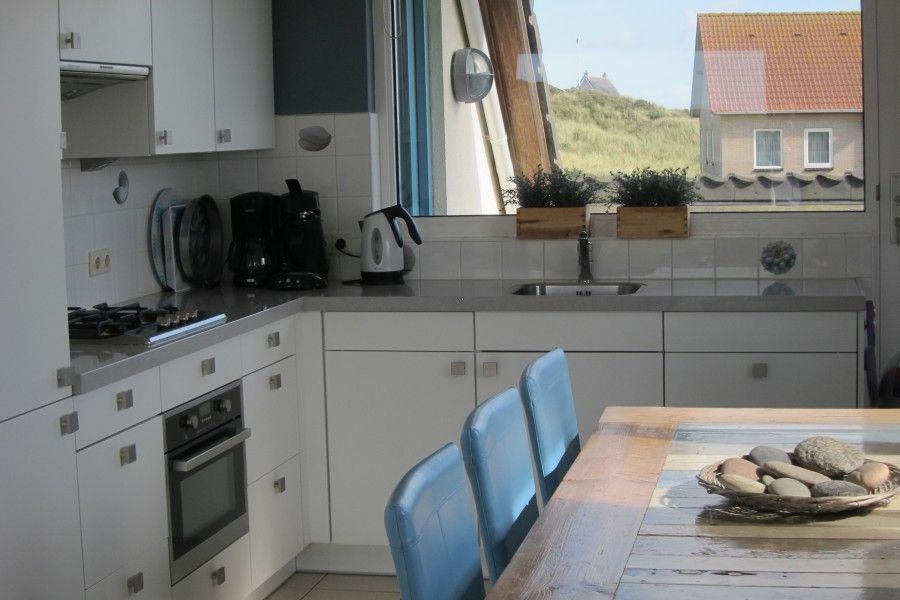 Moderne keuken in Nij Jit vakantiehuis, Midsland aan Zee Terschelling, met uitzicht op duinen.