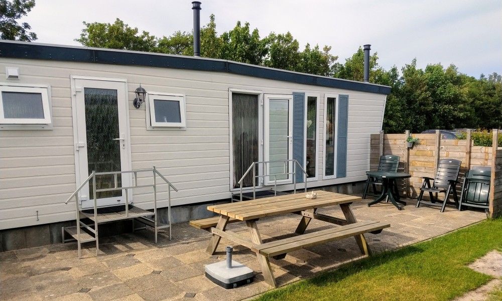 Zonnig terras bij De Clochard nr 37 in Midsland Noord, Terschelling, Waddeneilanden.