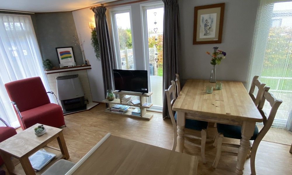 Eethoek en tv in De Clochard nr 37, Midsland Noord, Terschelling, Waddeneilanden.