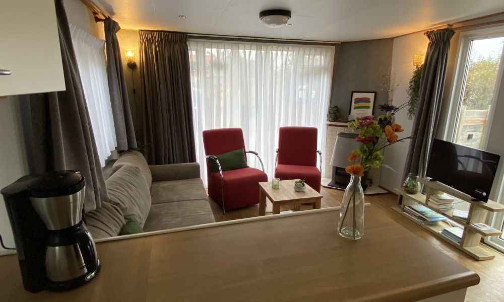Lichte woonkamer in De Clochard nr 37, Midsland Noord, Terschelling.