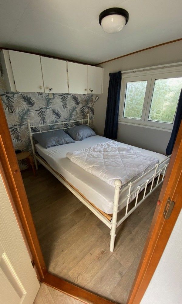 Slaapkamer met tweepersoonsbed in De Clochard nr 37, Midsland Noord, Terschelling.