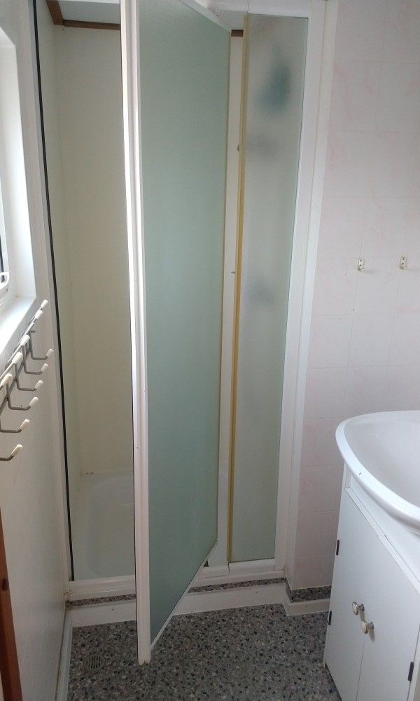 Badkamer met douche in De Clochard nr 37, Midsland Noord, Terschelling.