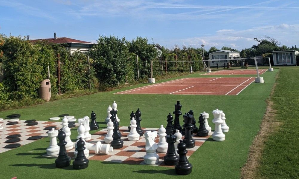 Buitenspeelplaats met schaken bij De Clochard nr 37, Midsland Noord, Terschelling.