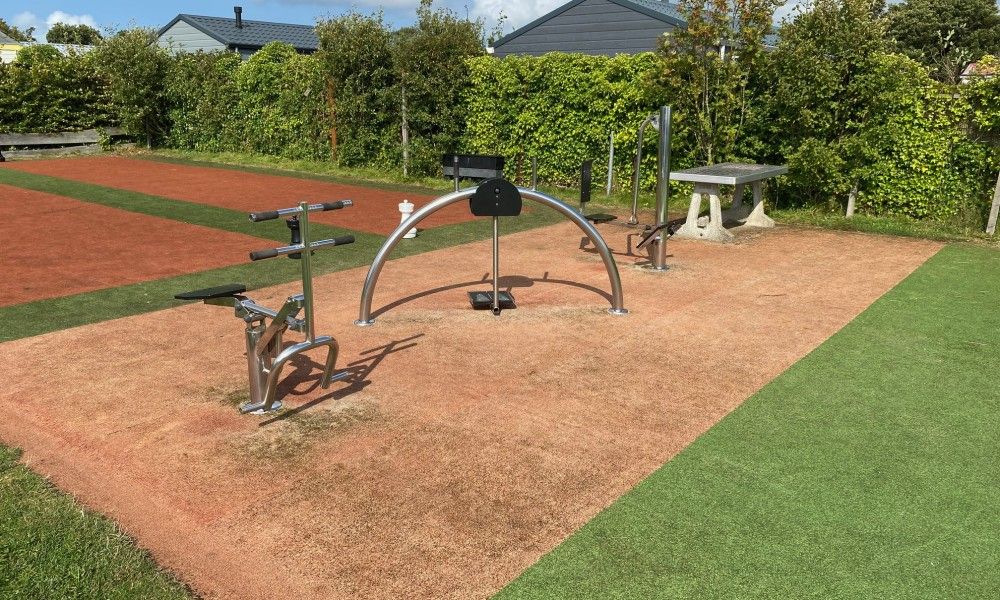 Fitnessapparatuur buiten bij De Clochard nr 37, Midsland Noord, Terschelling.