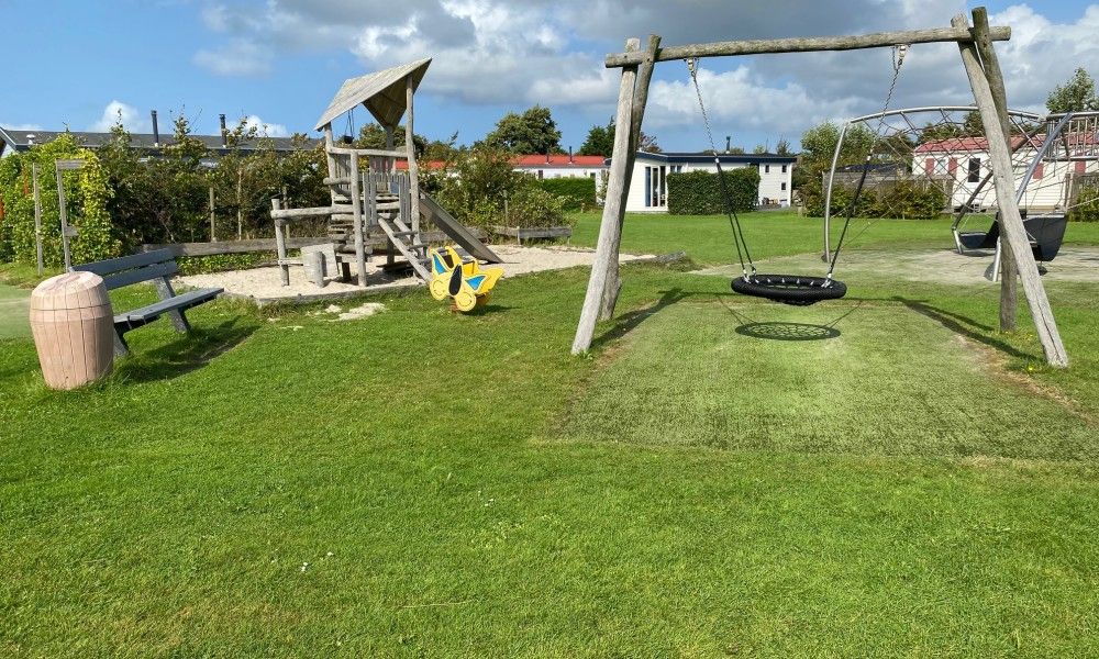 Speeltuin met schommel bij De Clochard nr 37, Midsland Noord, Terschelling.