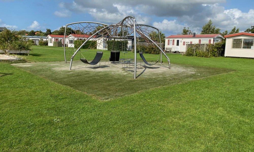 Klimrek in speeltuin bij De Clochard nr 37, Midsland Noord, Terschelling.