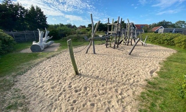Zandbak met klimtoestel bij De Clochard nr 37, Midsland Noord, Terschelling.