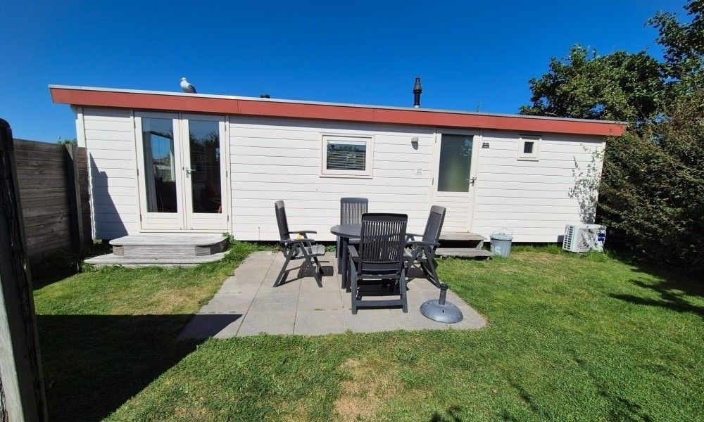 The Doorloper chalet in Midsland Noord, Terschelling with sunny terrace and garden on the Wadden Islands.