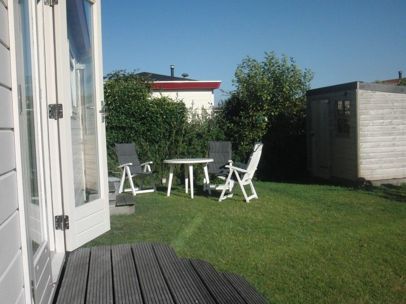 Cozy garden at De Doorloper vacation home in Midsland Noord, Terschelling, ideal for relaxation on the Wadden Islands.