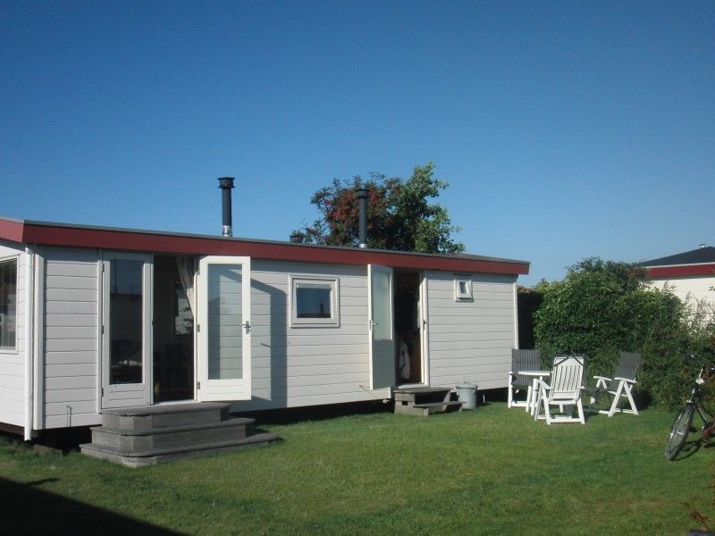 Exterior of The Doorloper chalet in Midsland Noord, Terschelling, with spacious garden on the Wadden Islands.