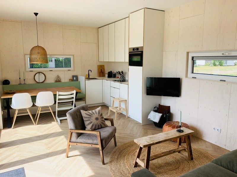 Kitchen and dining area in vacation home Kleine Walvis, Midsland Noord, Terschelling with stylish furnishings.