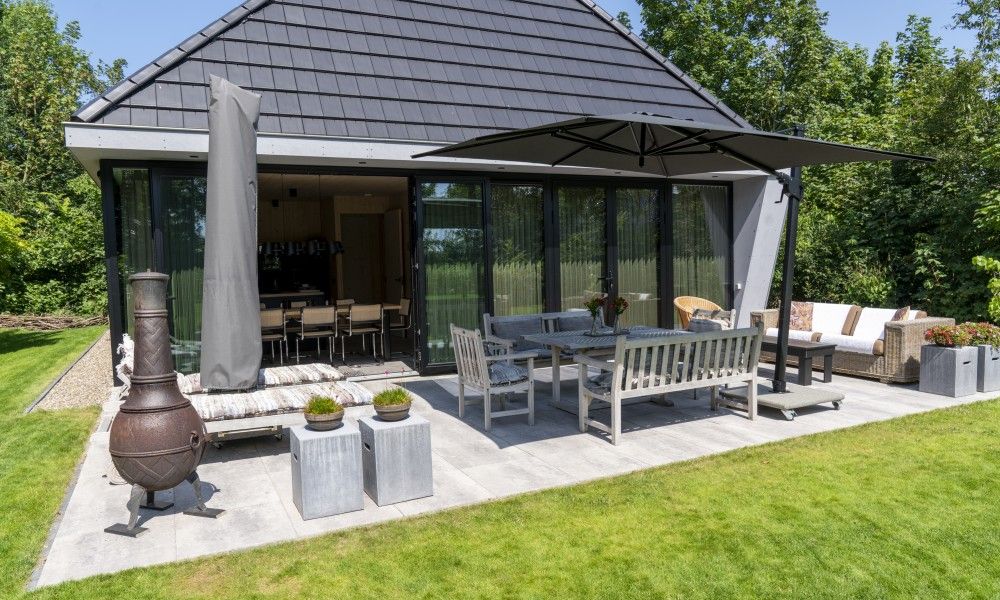 Noordhoek vakantiehuis in Midsland Noord, Terschelling met zonnig terras en groene omgeving op de Waddeneilanden.