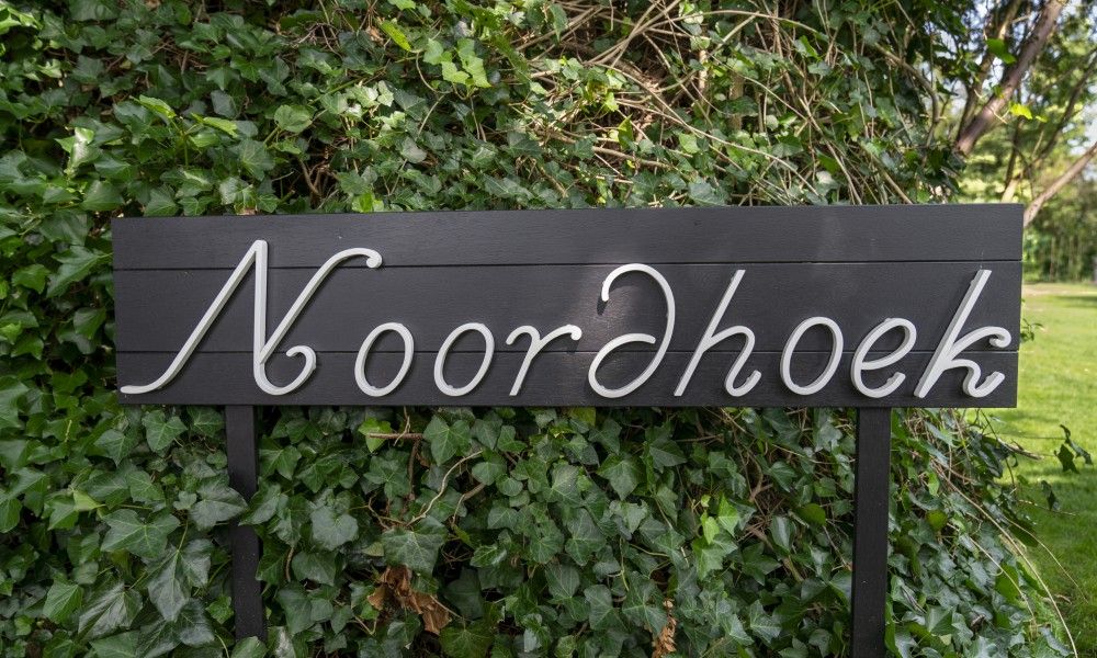 Welkom bij vakantiewoning Noordhoek in Midsland Noord, Terschelling, omgeven door groene natuur op de prachtige Waddeneilanden.