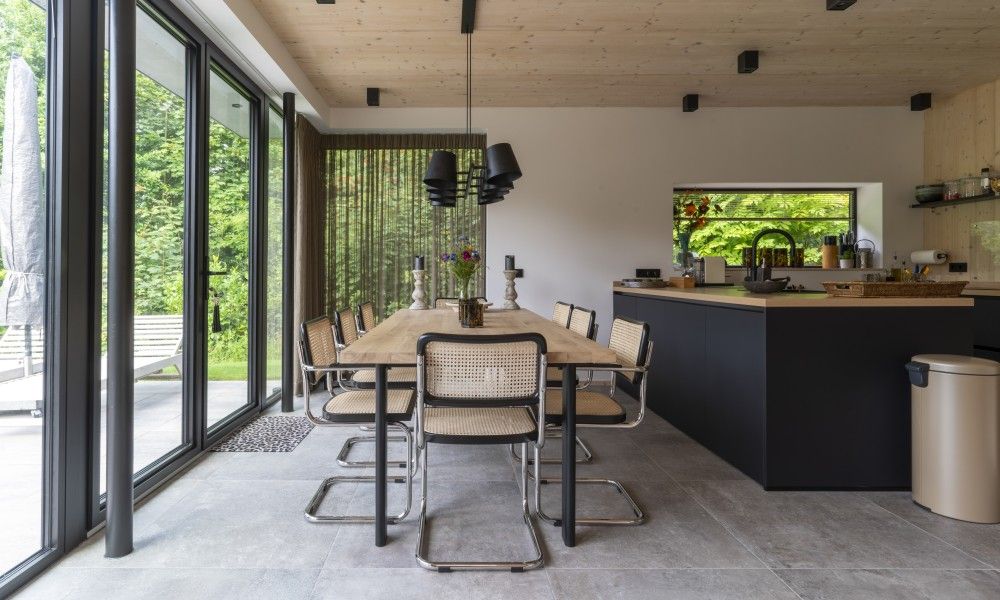 Moderne keuken in vakantiehuis Noordhoek, Midsland Noord, Terschelling. Ruim interieur met veel licht en uitzicht op de natuur van de Waddeneilanden.