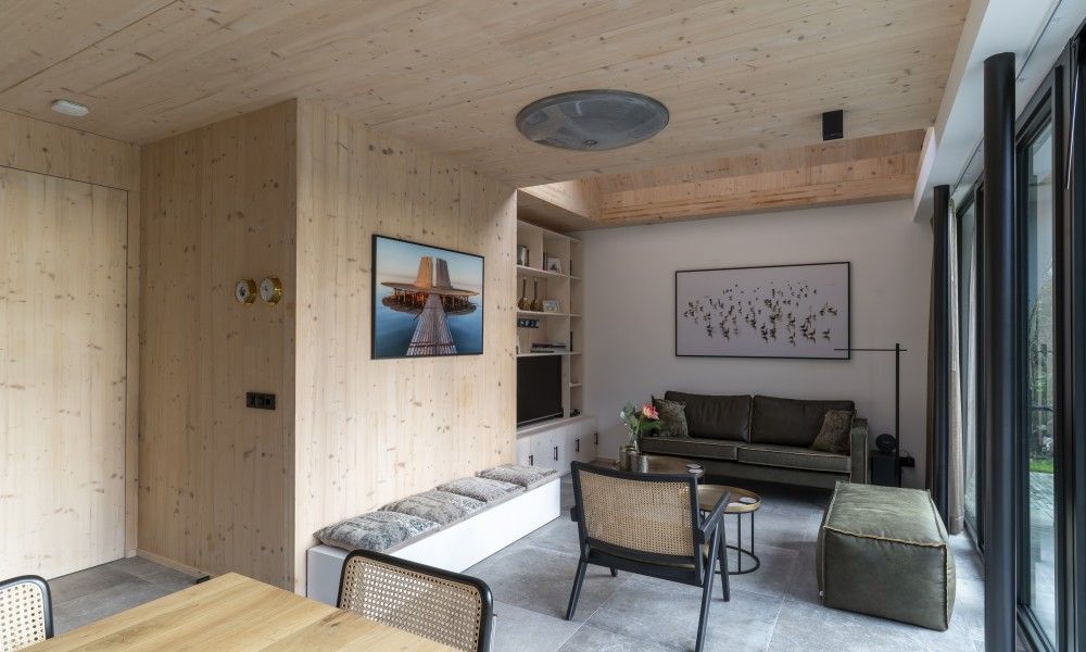 Gezellige woonkamer in vakantiehuis Noordhoek, Midsland Noord, Terschelling, met moderne inrichting en veel natuurlijk licht.