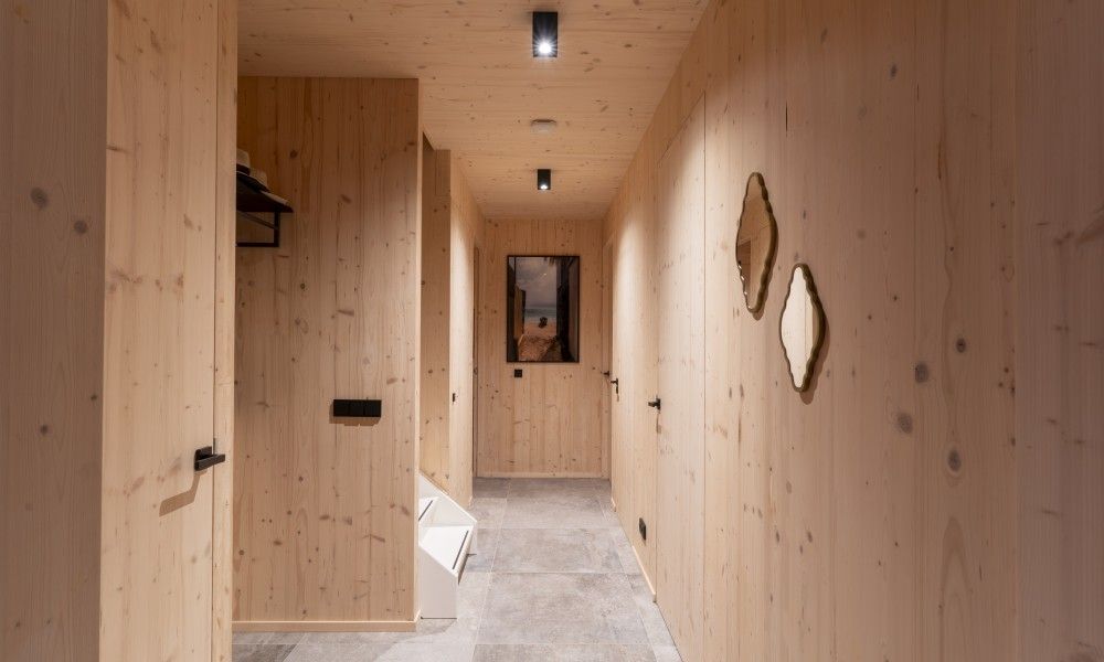 Houten interieur van vakantiehuis Noordhoek in Midsland Noord op Terschelling, Waddeneilanden, met moderne afwerking en sfeervolle verlichting.