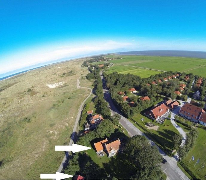 Luchtfoto van de omgeving van WadsEb.com, vakantiehuis in Klein Hoorn, Terschelling, met uitzicht op het eiland.