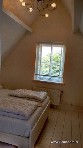 Gezellige slaapkamer in vakantiehuis WadsEb.com in Klein Hoorn, Terschelling, met natuurlijk licht en comfortabele bedden.