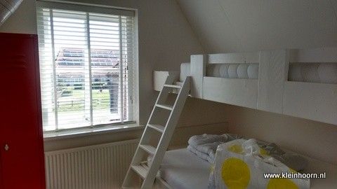 Lichte kinderkamer met stapelbed in vakantiehuis WadsEb.com in Klein Hoorn, Terschelling, ideaal voor gezinnen.