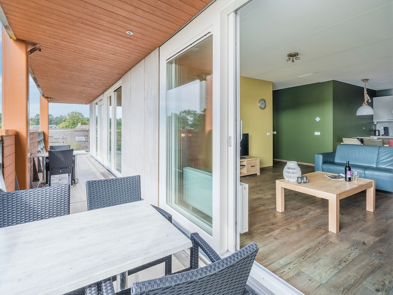 Luxe badkamer in West Terschelling 6-persoons appartement 6CA met bad en douche, Terschelling, Waddeneilanden.