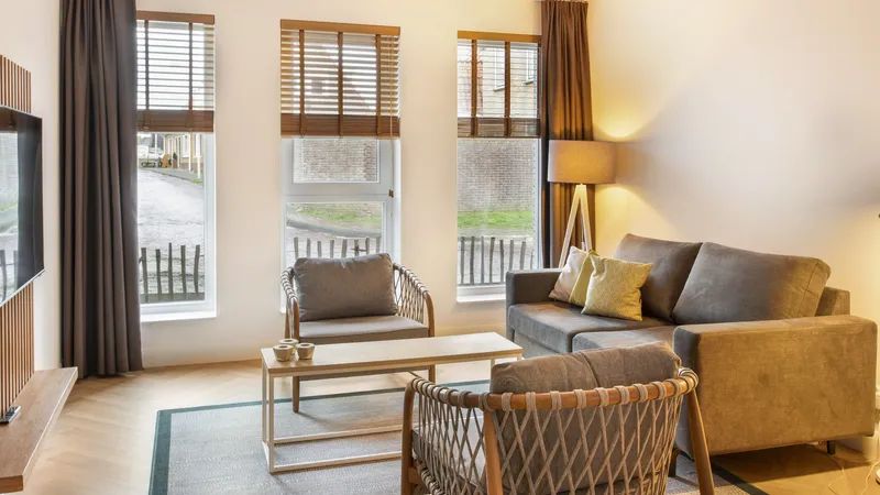 Gezellige woonkamer in 4-persoons appartement 4C1, West-Terschelling, met comfortabele zithoek.