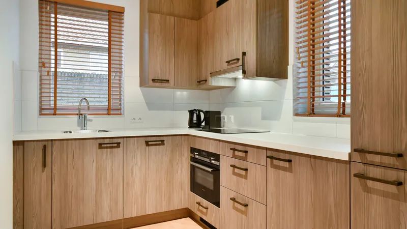 Moderne keuken in 4-persoons appartement 4C1, West-Terschelling, met houten kasten en apparatuur.