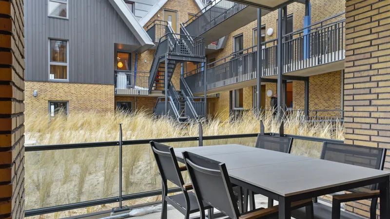 Uitzicht vanaf balkon van 4-persoons appartement 4C1 in West-Terschelling, omgeven door natuur.