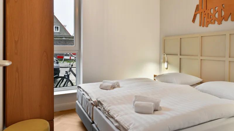 Sfeervolle slaapkamer in 4-persoons appartement 4C1, West-Terschelling, met comfortabel tweepersoonsbed.