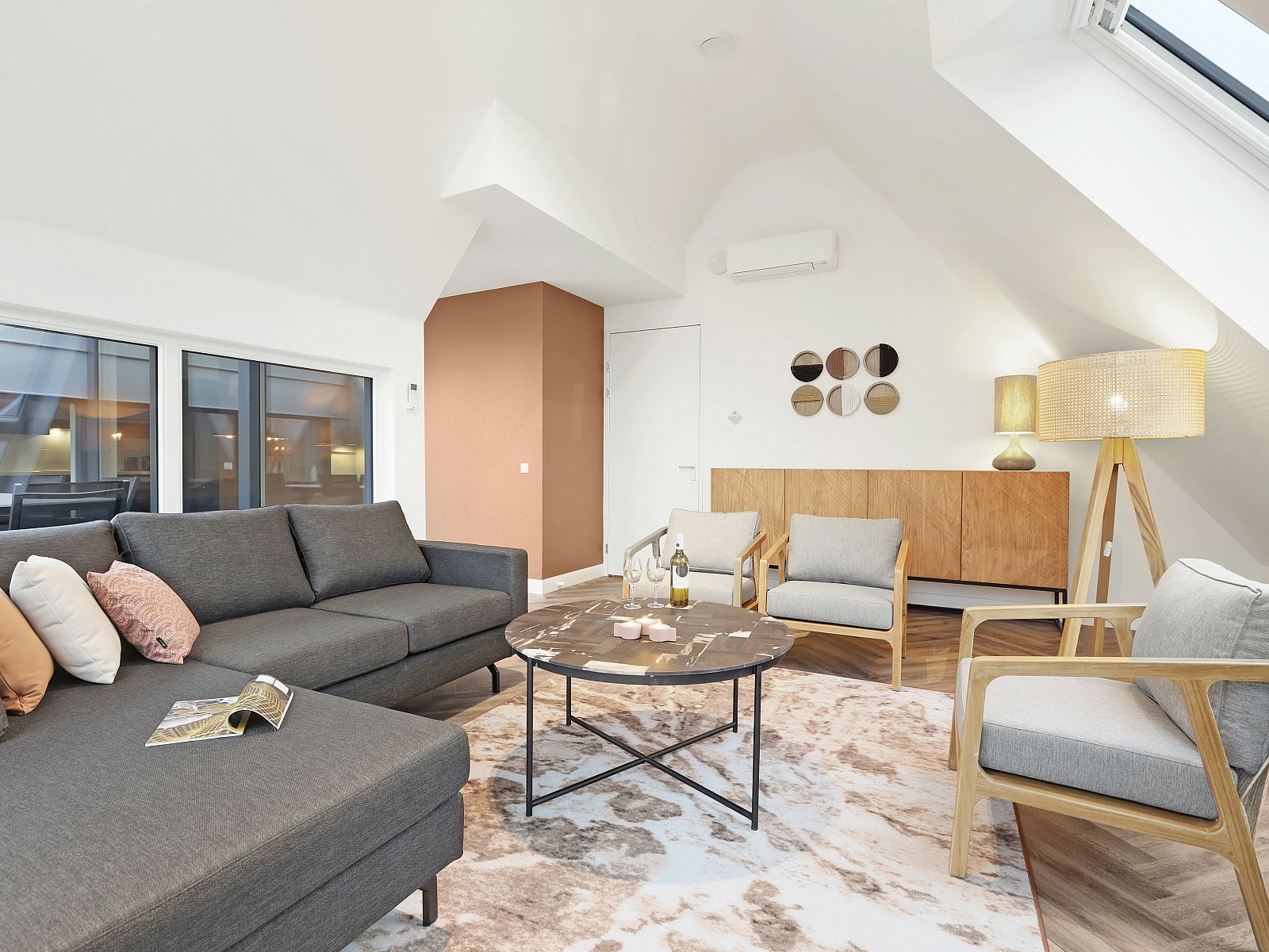 Modern kitchen in 6-person penthouse 6LP, West-Terschelling, Terschelling with spacious dining table and stylish lighting.