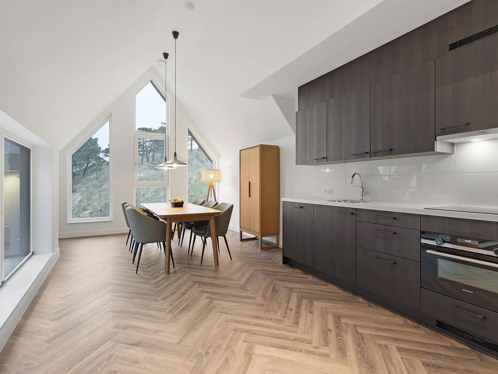 Spacious terrace in 6-person penthouse 6LP, West Terschelling, Terschelling with outdoor furniture and views of the surroundings.