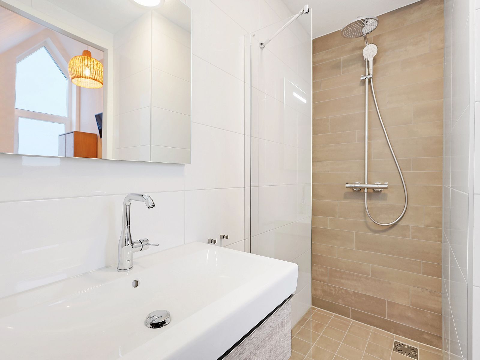 Modern bathroom in 6-person penthouse 6LP, West-Terschelling, Wadden Islands with sleek finish and walk-in shower.