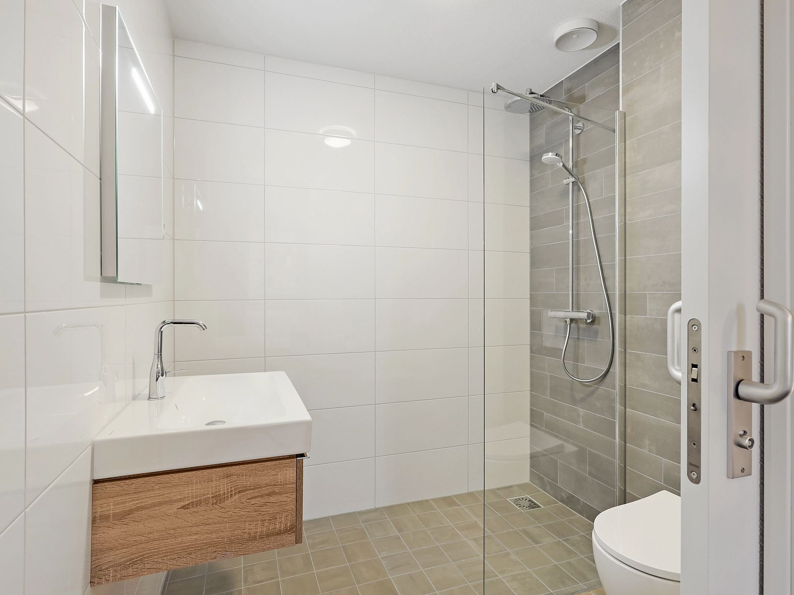 Second bathroom in 6-person penthouse 6LP, West Terschelling, Terschelling with modern amenities and spacious shower.