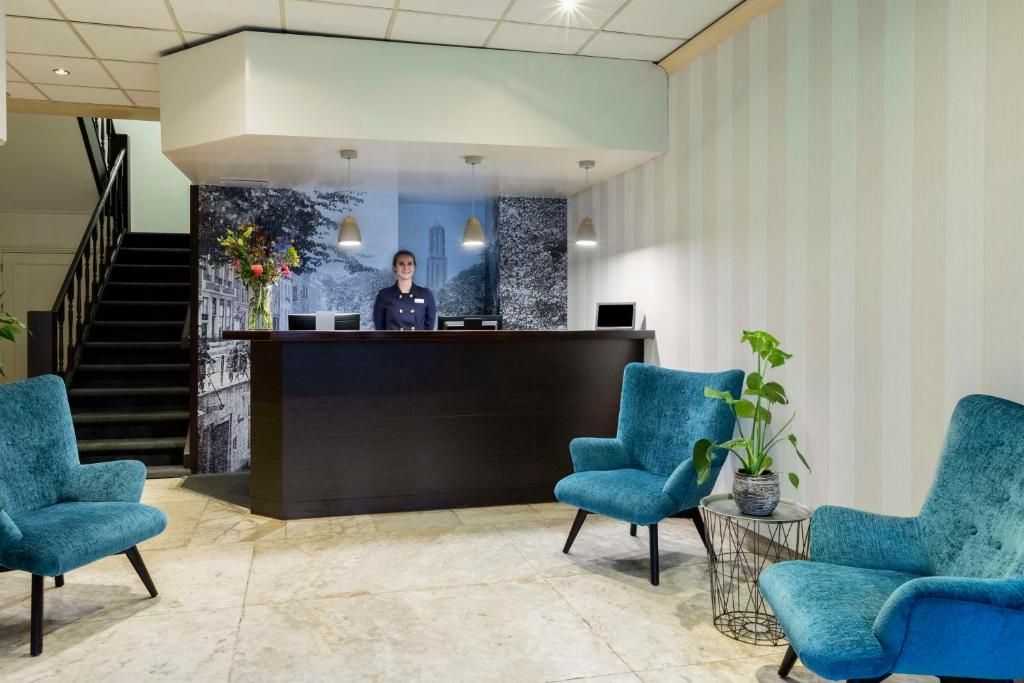 Gezellige lobby van NH Centre Utrecht Hotel met comfortabele zitplaatsen in Utrecht.