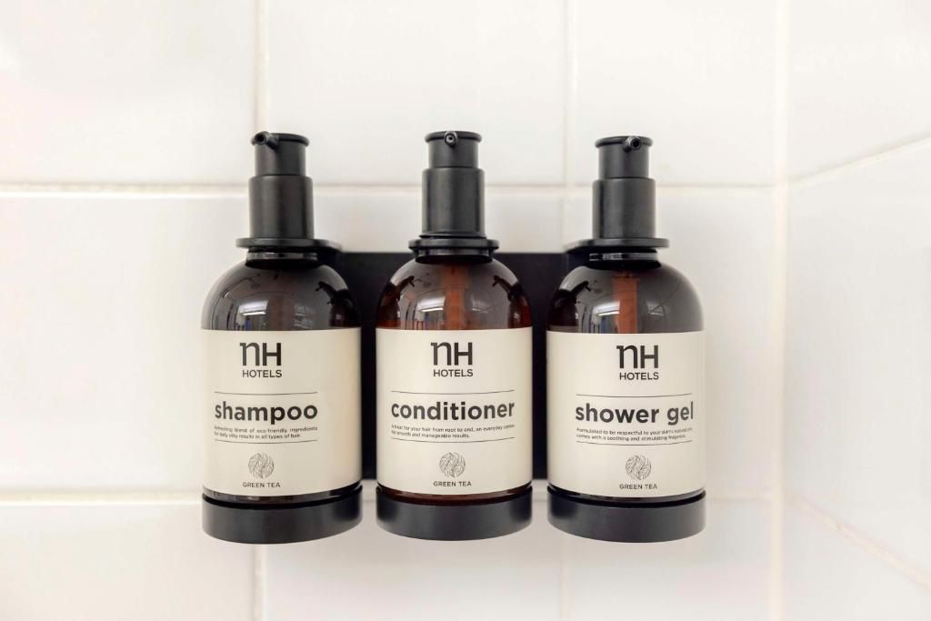 Luxe toiletartikelen in de badkamer van NH Centre Utrecht Hotel, Utrecht, voor extra comfort.