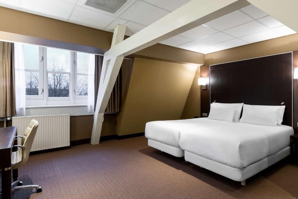 Ruime kamer met moderne faciliteiten in NH Centre Utrecht Hotel, Utrecht, voor een comfortabel verblijf.