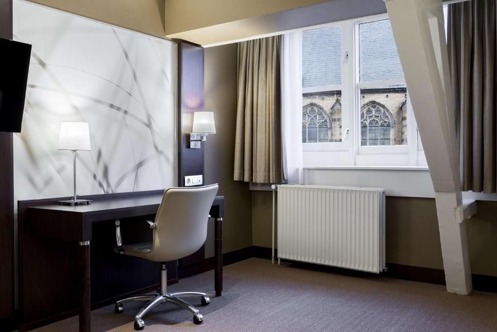 Werkplek met uitzicht in NH Centre Utrecht Hotel, Utrecht, perfect voor productieve momenten.