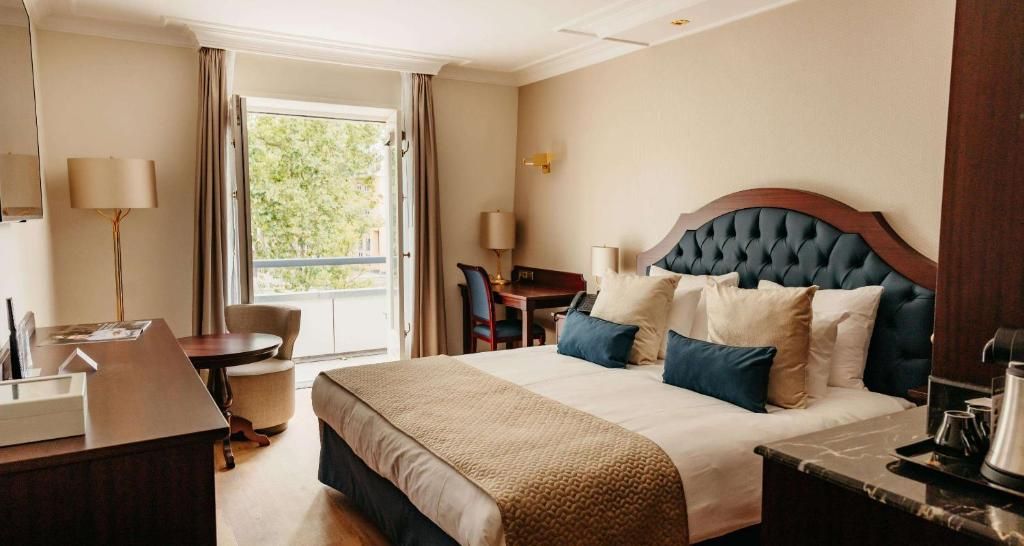 Luxe kamer met balkon in Grand Hotel Karel V, vakantieappartement Utrecht.