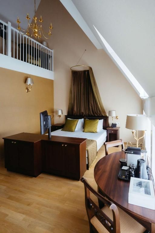 Lichte en ruime suite in Grand Hotel Karel V, vakantieappartement Utrecht.