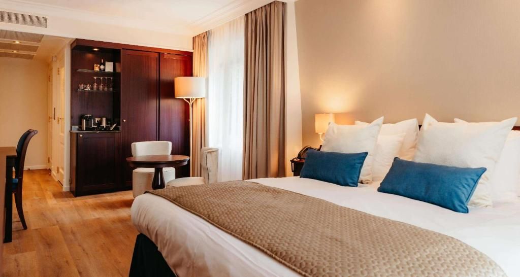 Comfortabele kamer met minibar in Grand Hotel Karel V, vakantieappartement Utrecht.