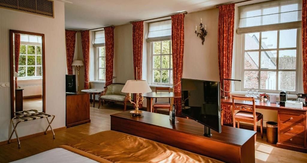 Ruime kamer met uitzicht in Grand Hotel Karel V, vakantieappartement Utrecht.