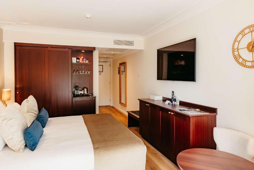 Moderne kamer met flatscreen in Grand Hotel Karel V, vakantieappartement Utrecht.