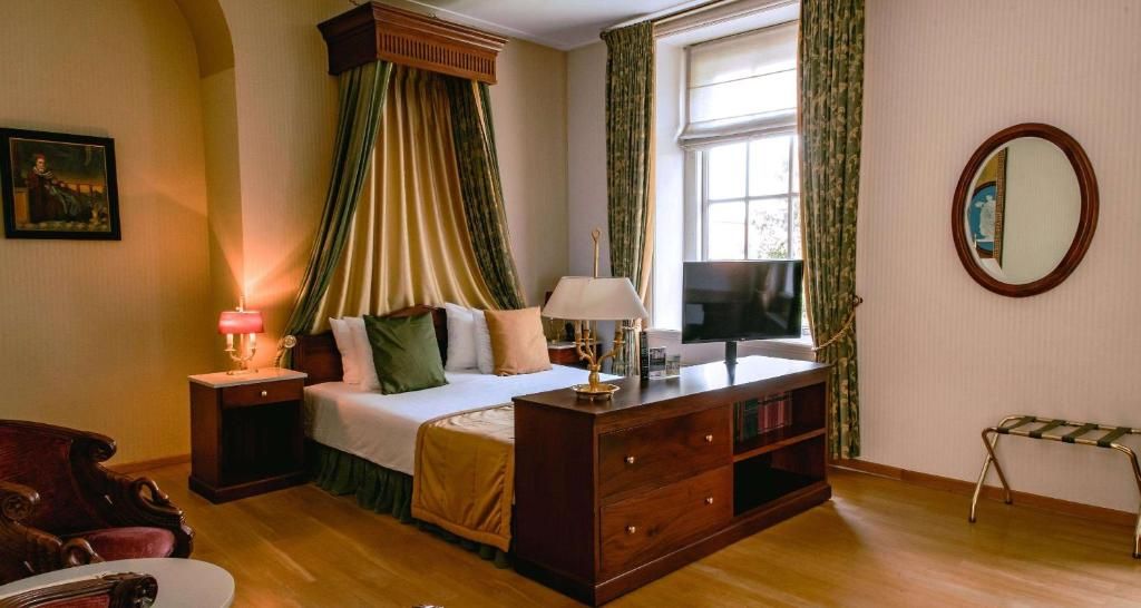 Stijlvolle suite met gordijnen in Grand Hotel Karel V, vakantieappartement Utrecht.