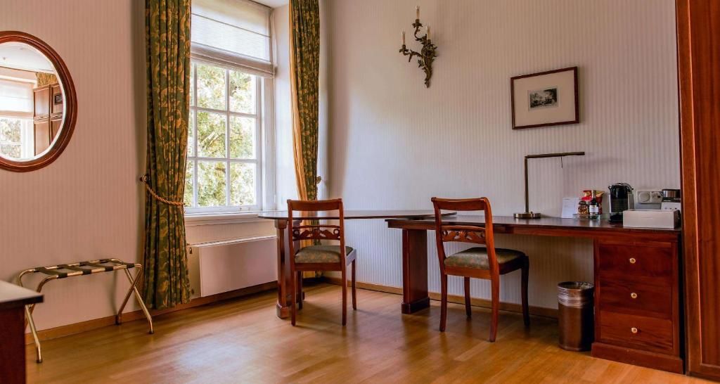 Werkplek met natuurlijk licht in Grand Hotel Karel V, vakantieappartement Utrecht.