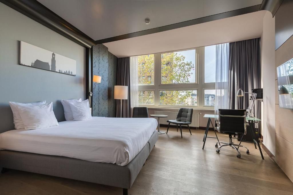 Ruime kamer in Apollo Hotel Utrecht City Centre, Utrecht, met veel natuurlijk licht en een modern interieur.