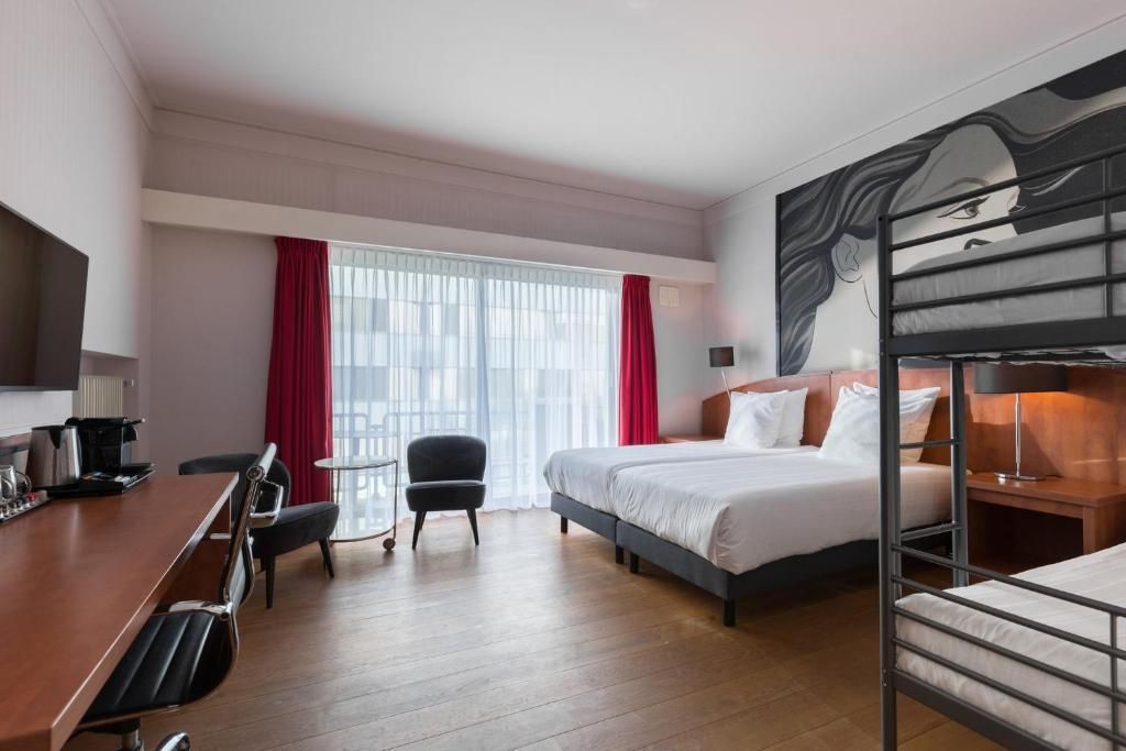 Stijlvolle zithoek in Apollo Hotel Utrecht City Centre, Utrecht, met uitzicht op de stad vanaf het balkon.