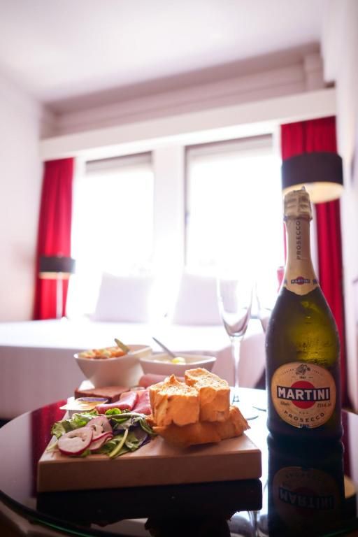 Prachtig uitzicht op de Domtoren vanuit Apollo Hotel Utrecht City Centre, Utrecht, met een gast die ervan geniet.